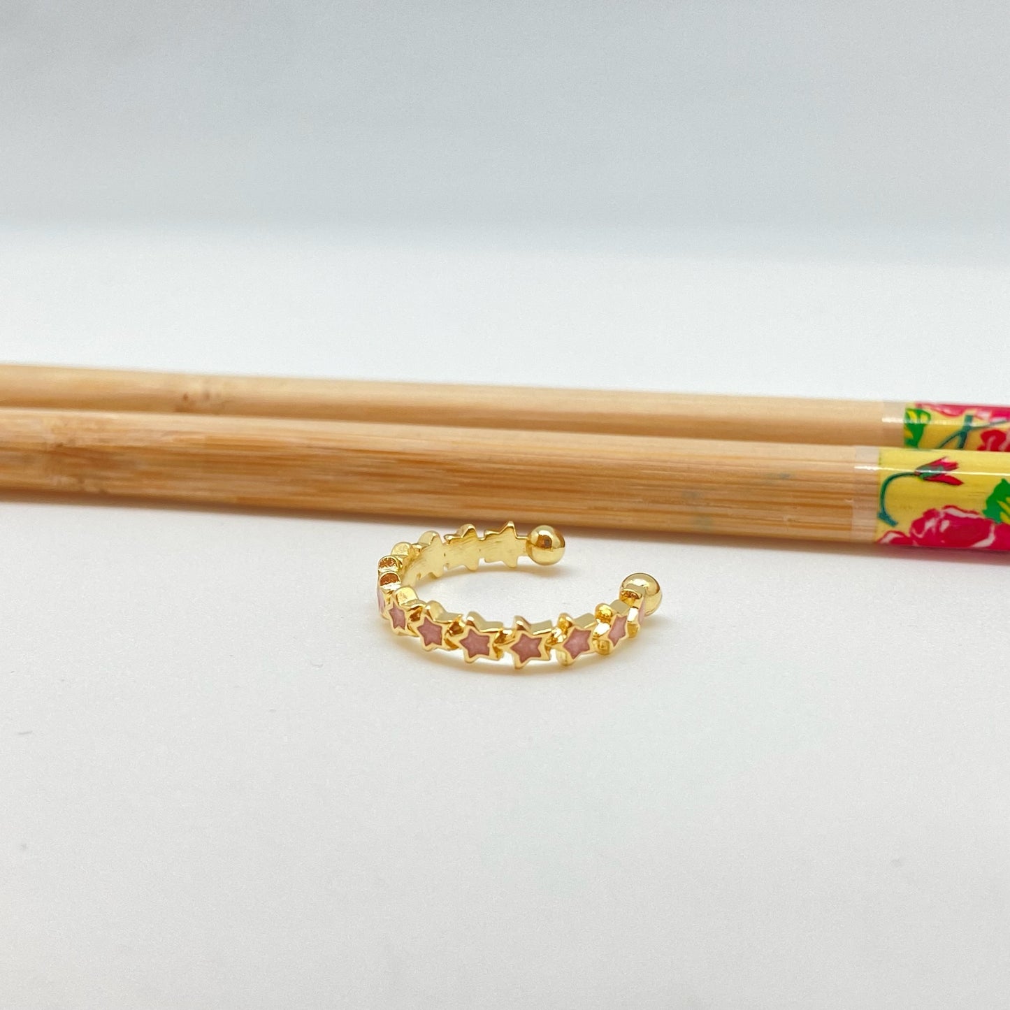 WO62 Anillo Ajustable Estrellas con resina color Dia. 18 mm ancho 3 mm Anillo Baño Oro