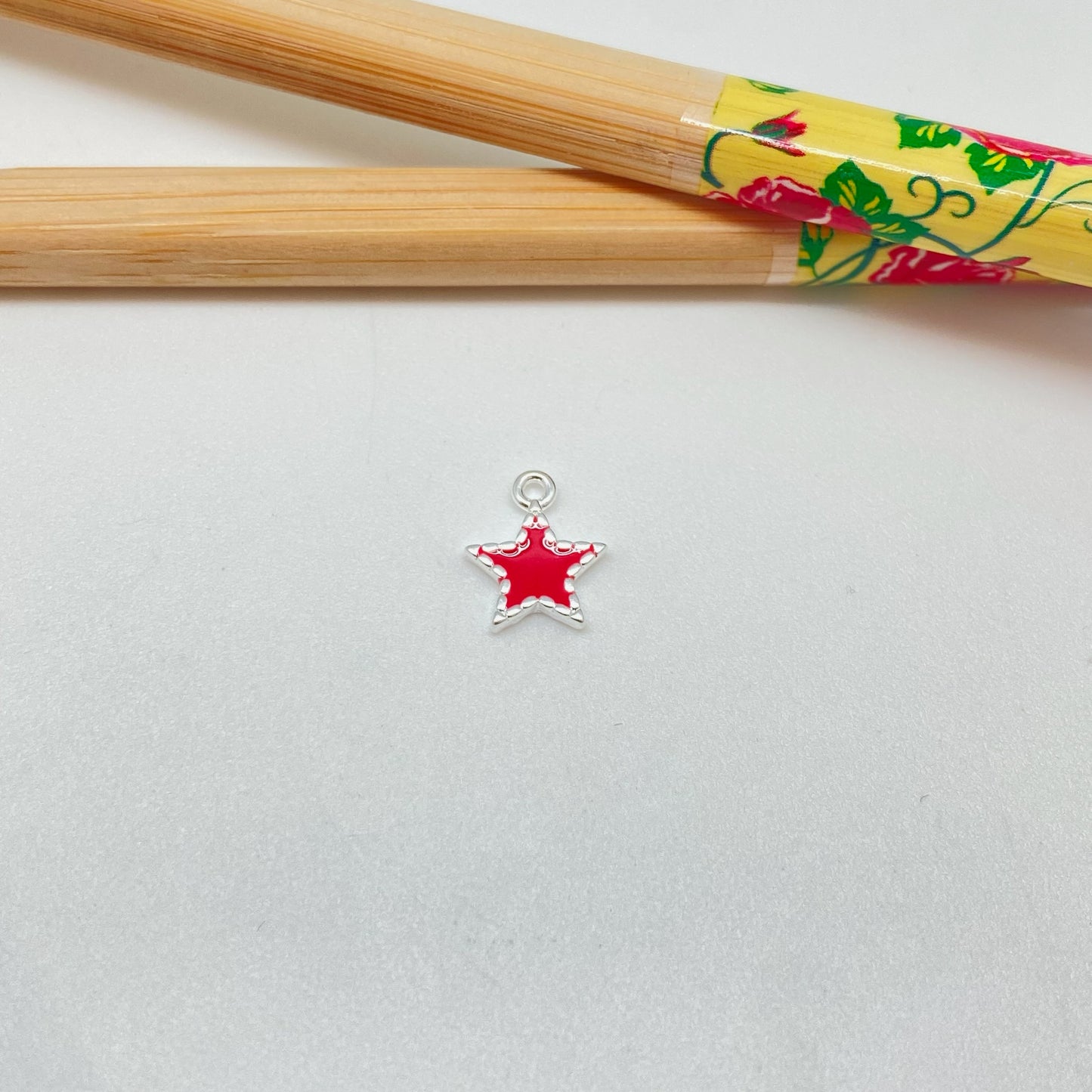 FP1022 Colgante mini estrella borde con puntitos con resina color 9x9 mm mas argollita Figura Baño Plata