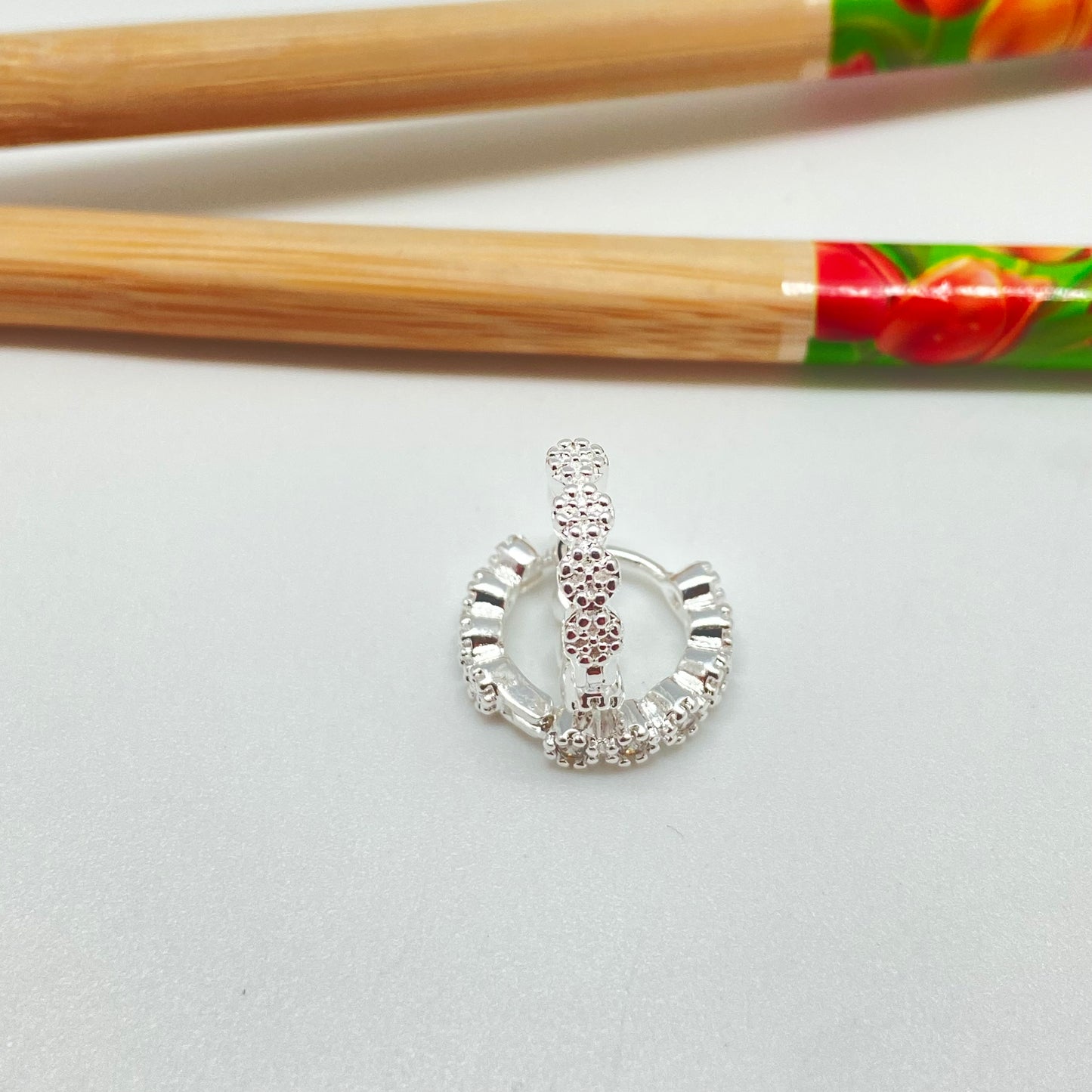 XP249 Aro Argolla de Presión 6 Circones Circón Cristal y 4 Mini Flores posteriores  Bordes Rutilados diá. 15 mm Ancho 3 mm Aro Baño Plata