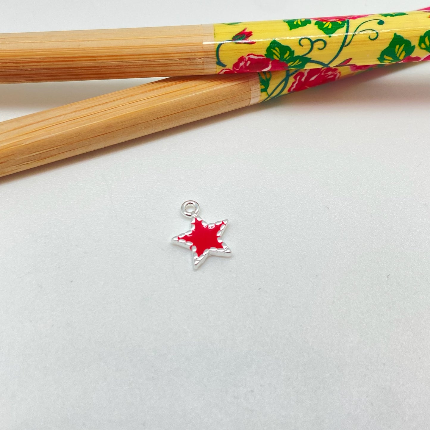 FP1022 Colgante mini estrella borde con puntitos con resina color 9x9 mm mas argollita Figura Baño Plata