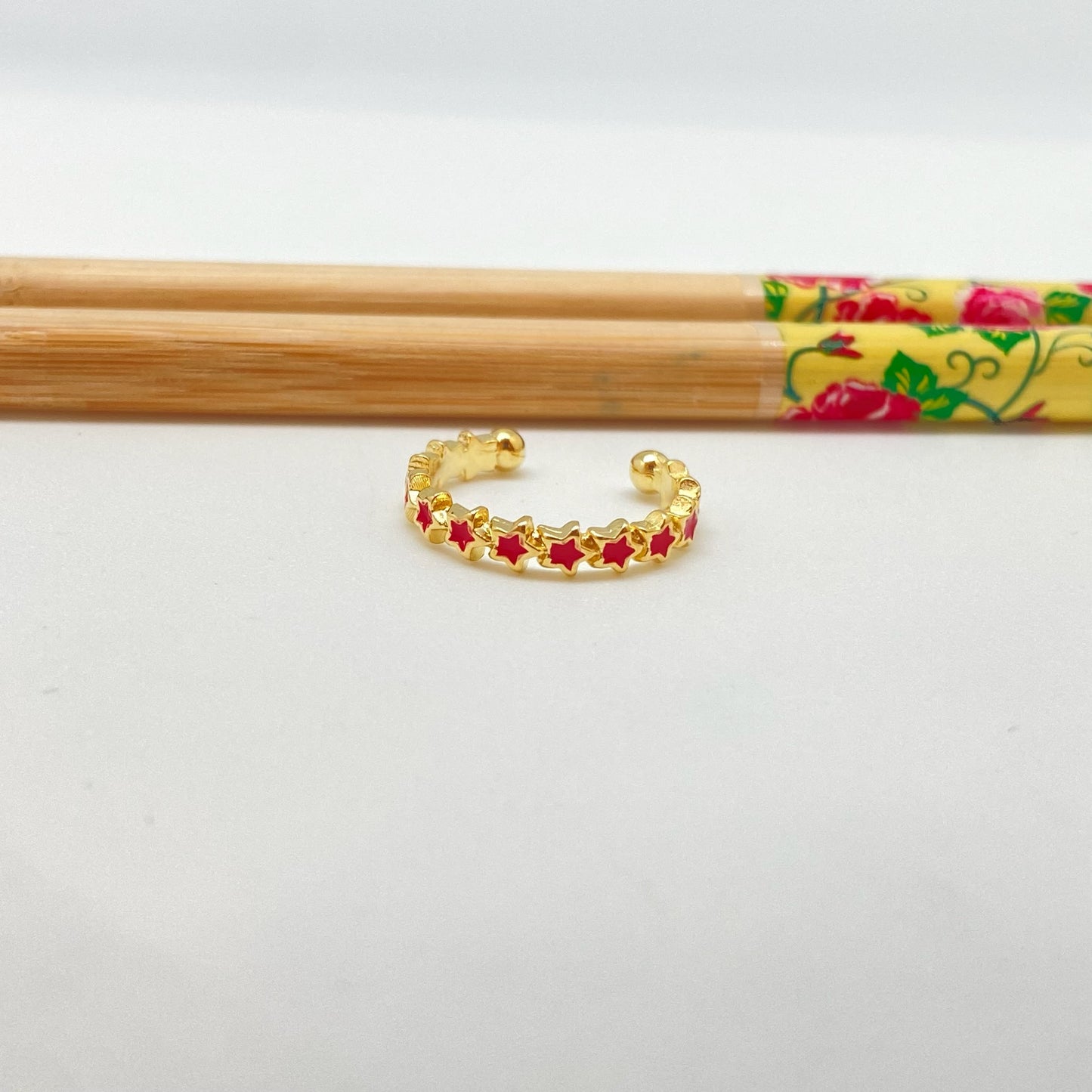 WO62 Anillo Ajustable Estrellas con resina color Dia. 18 mm ancho 3 mm Anillo Baño Oro