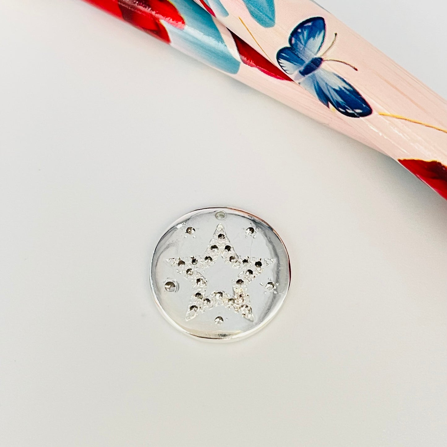 FP904 Colgante Redondo Estrella con circones y 5 mini estrellas en el contorno con circón 15 mm Figura Baño Plata
