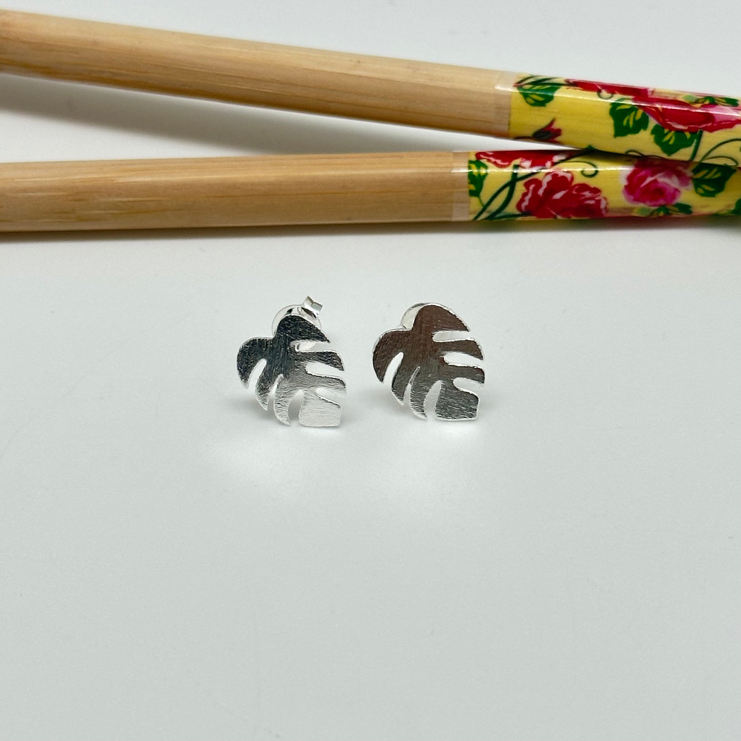 XP313 Aro Monstera 12 x 10 mm Aro Baño Plata Aros Bañados hecho de Bronce Bañado en Plata 50 ml Joyas Bañadas en Plata