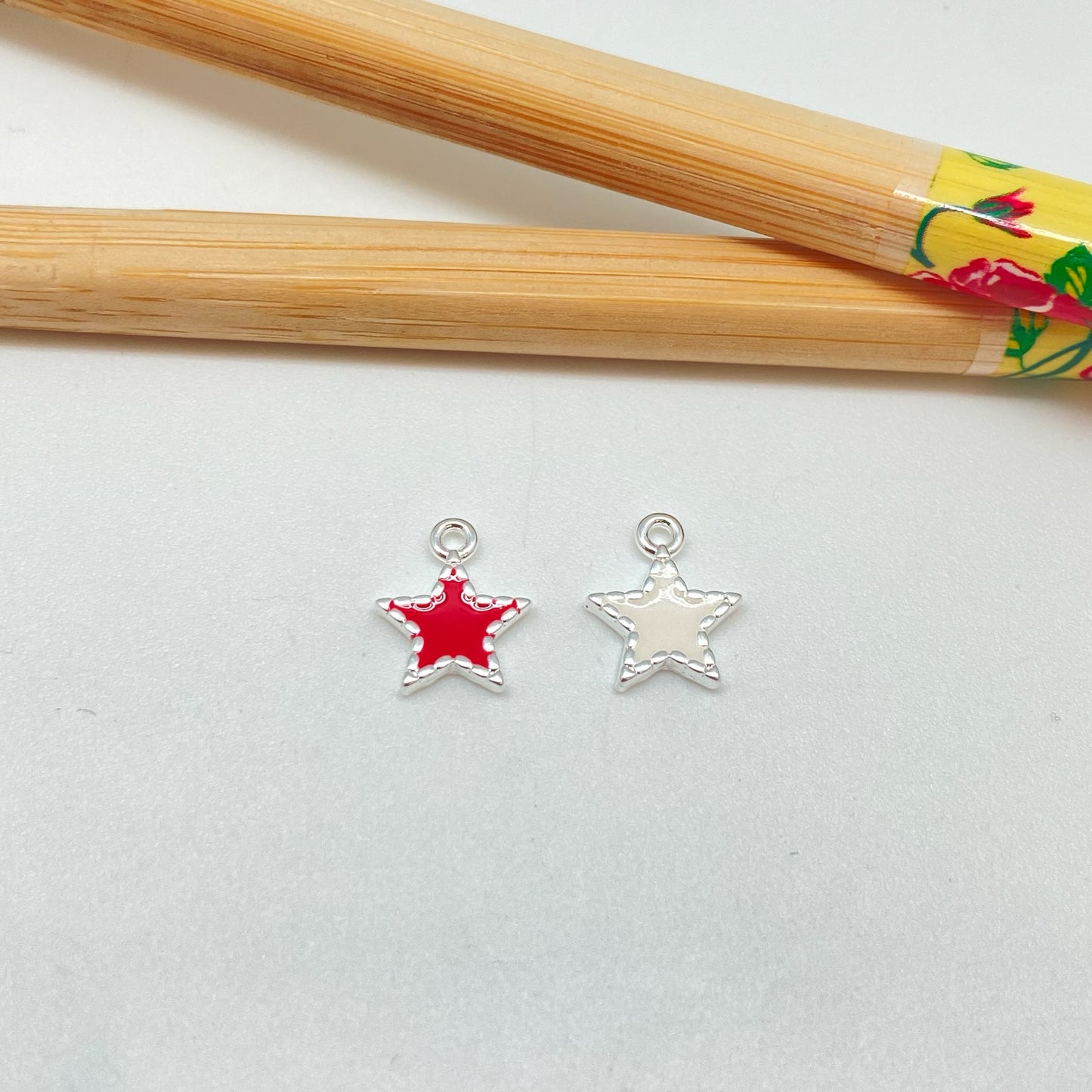 FP1022 Colgante mini estrella borde con puntitos con resina color 9x9 mm mas argollita Figura Baño Plata