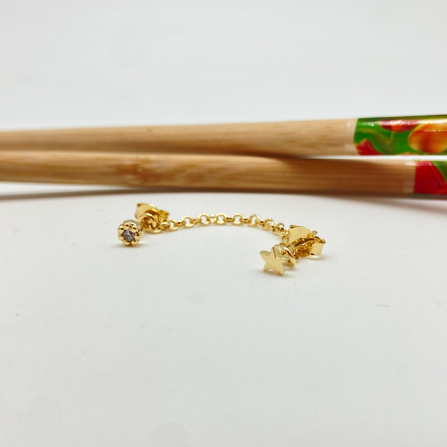 XO305 Aro doble punto de luz 4 mm borde rutilado y mini estrella 4 mm unidos por una cadena de 4 cm largo  Aro Baño Oro