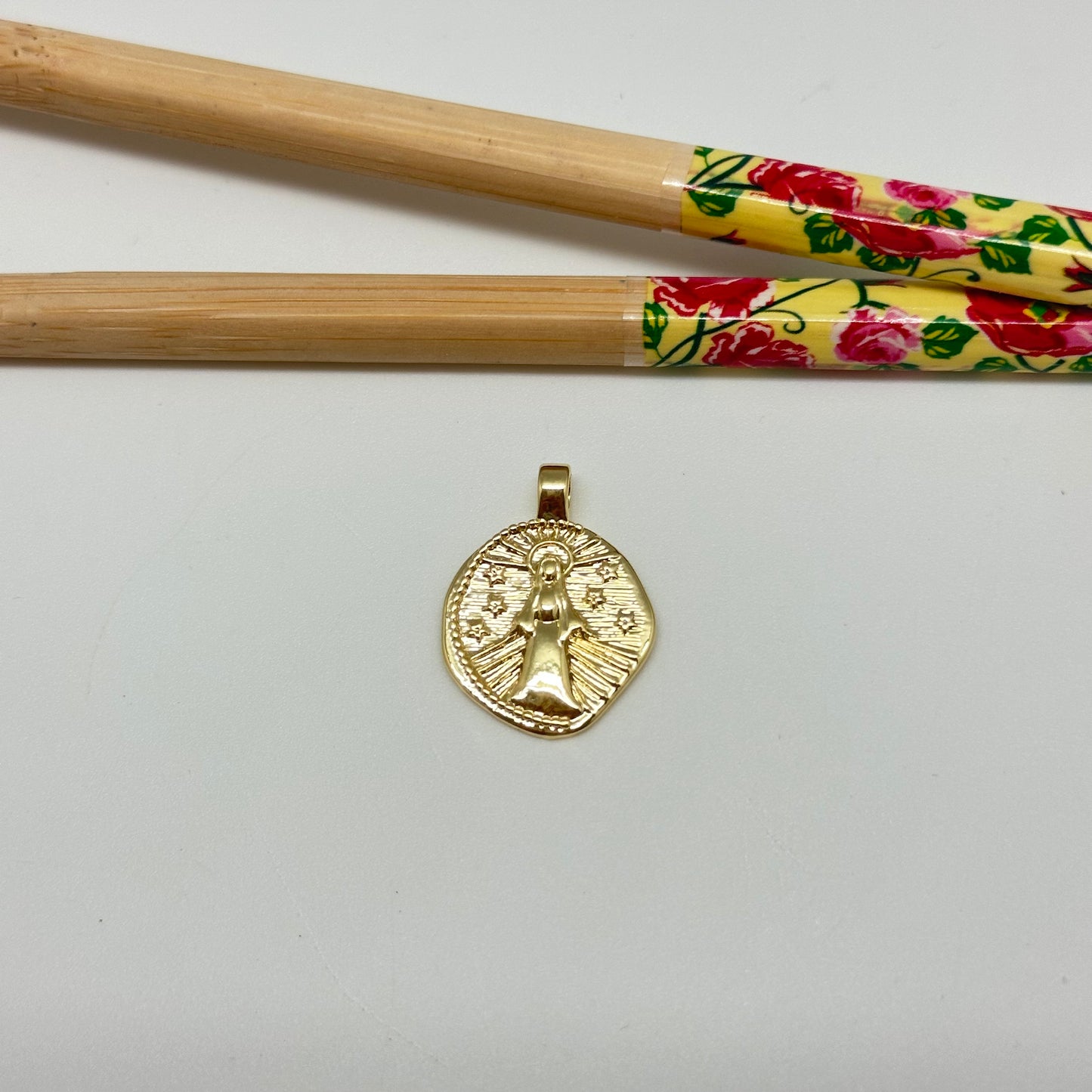 FO1030 Colgante Virgen y Estrellas en relieve borde irregular 18 mm valier para pasar 5 mm Figura Baño Oro
