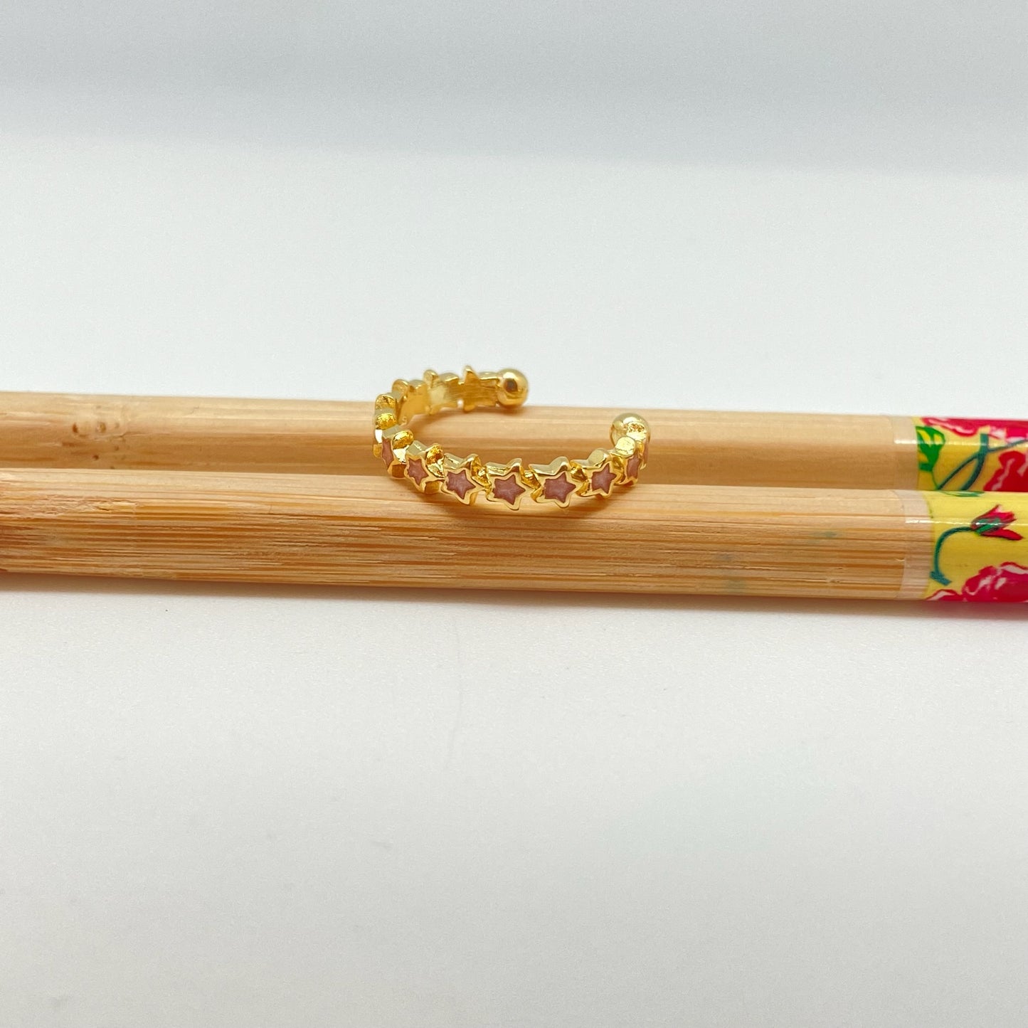 WO62 Anillo Ajustable Estrellas con resina color Dia. 18 mm ancho 3 mm Anillo Baño Oro