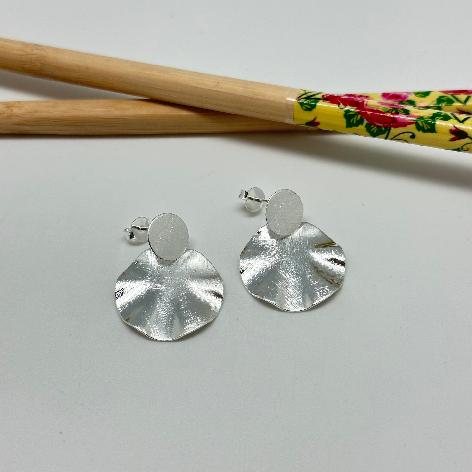XP311 Aro Redondo tipo organico Largo total 27 mm Base 10 mm Figura diá. 20 mm Aro Baño Plata Aros Bañados hecho de Bronce Bañado en Plata 50 ml Joyas Bañadas en Plata