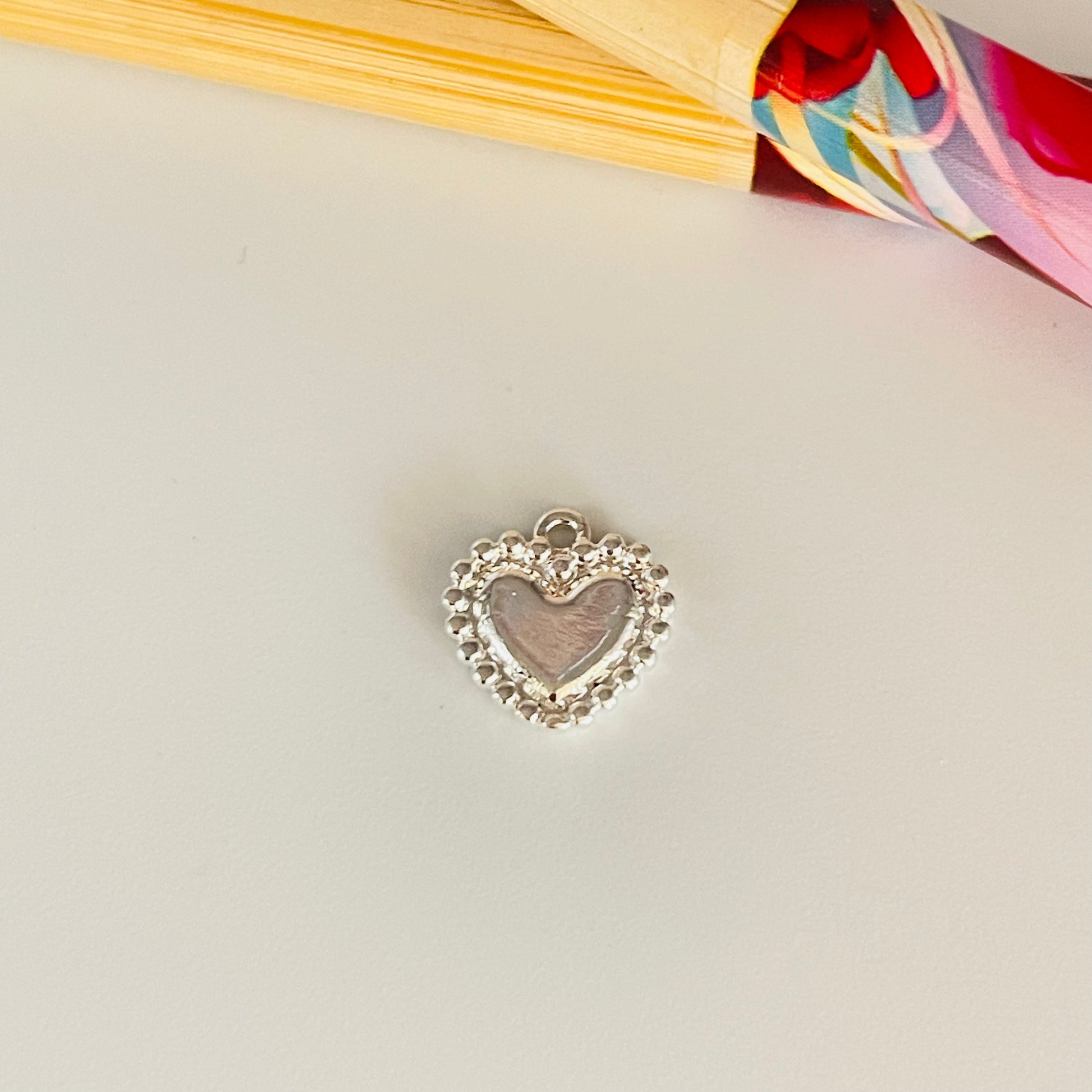 FP1019 Colgante Corazon con mini bolitas estampadas en el borde10 x 8 mm Figura Baño Plata Figuras Bañadas hecho de Bronce Bañado en Plata 50 ml Joyas Bañadas en Plata