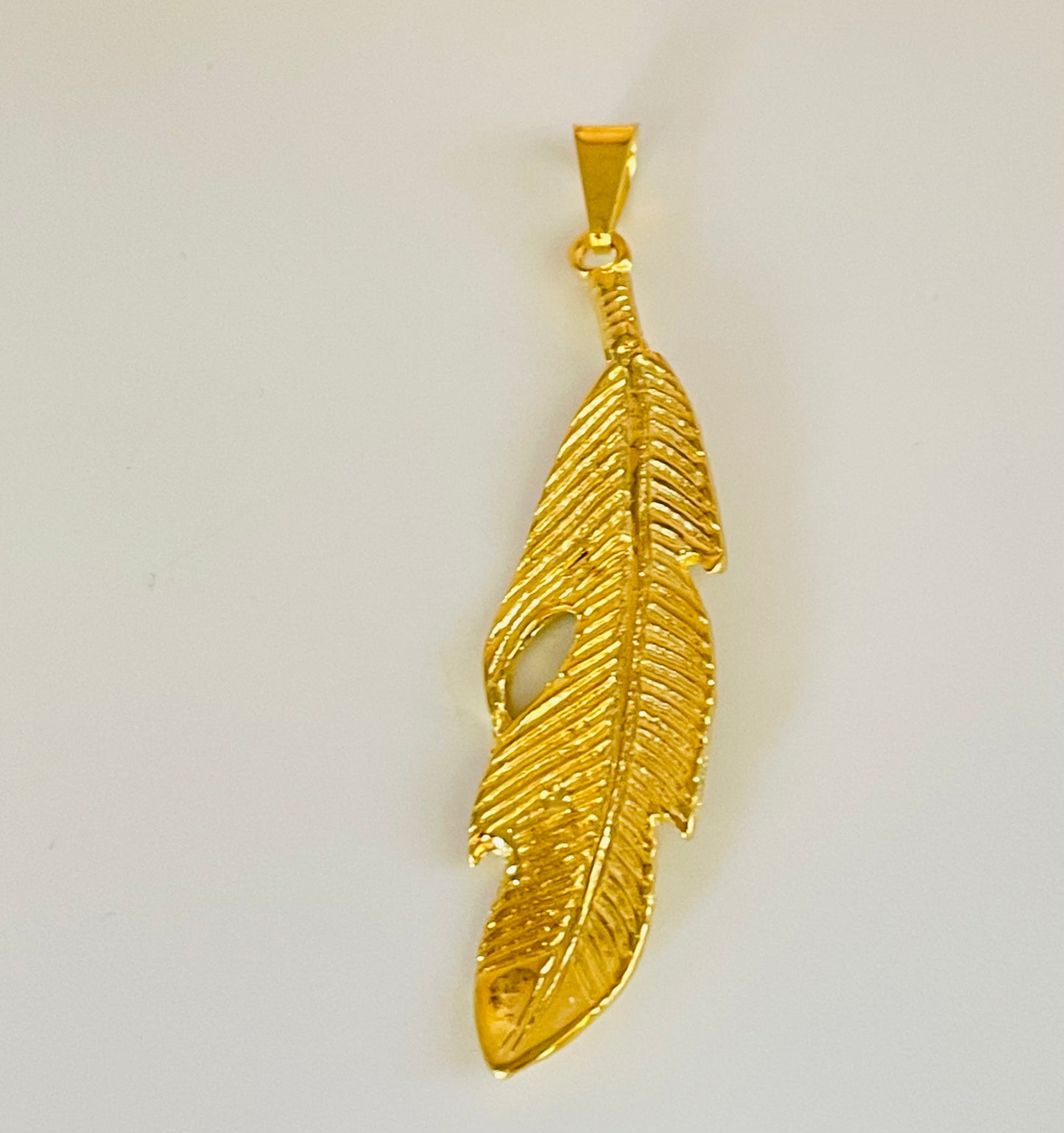 FO183 Pluma 44x10 mm Figura Baño Oro